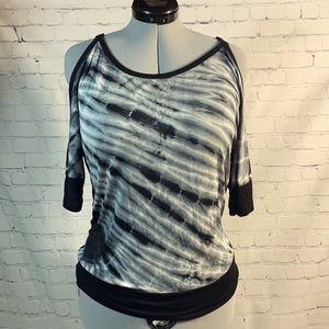🦋 Cold Shoulder Black Grey Tie Die Top -No Tag Med/Lrg - Stretchy Material 🦋